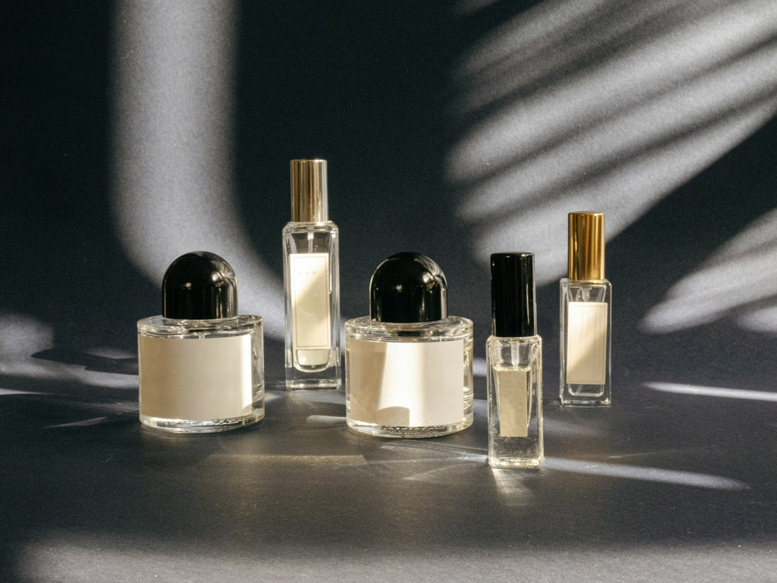 Sticle de parfum cu flori — ghid anotimpuri Creative Fragrance